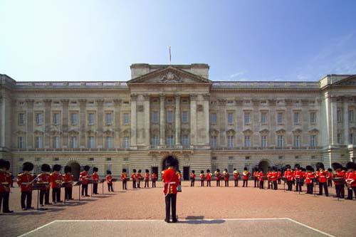 buckingham_palace_london_uk_photo_gov.jpg